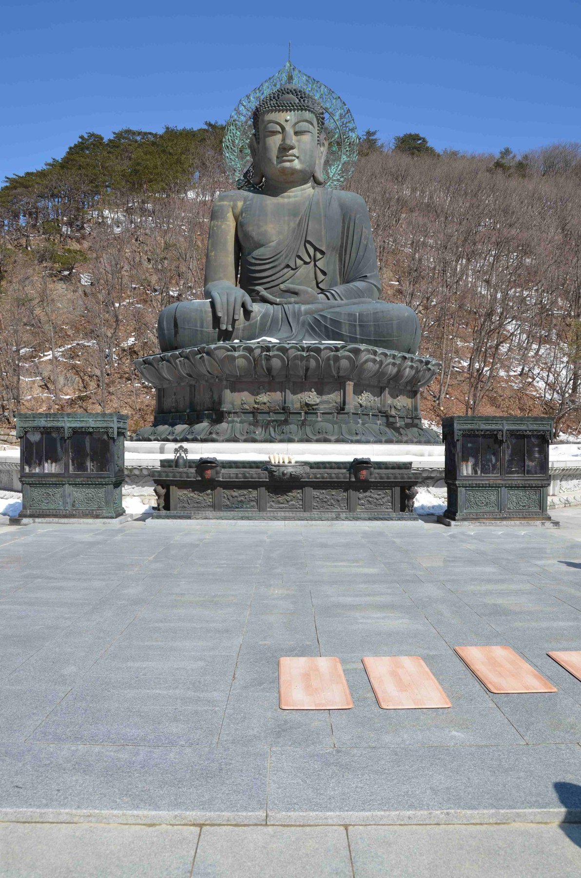 신흥사의 대형 청동 불상