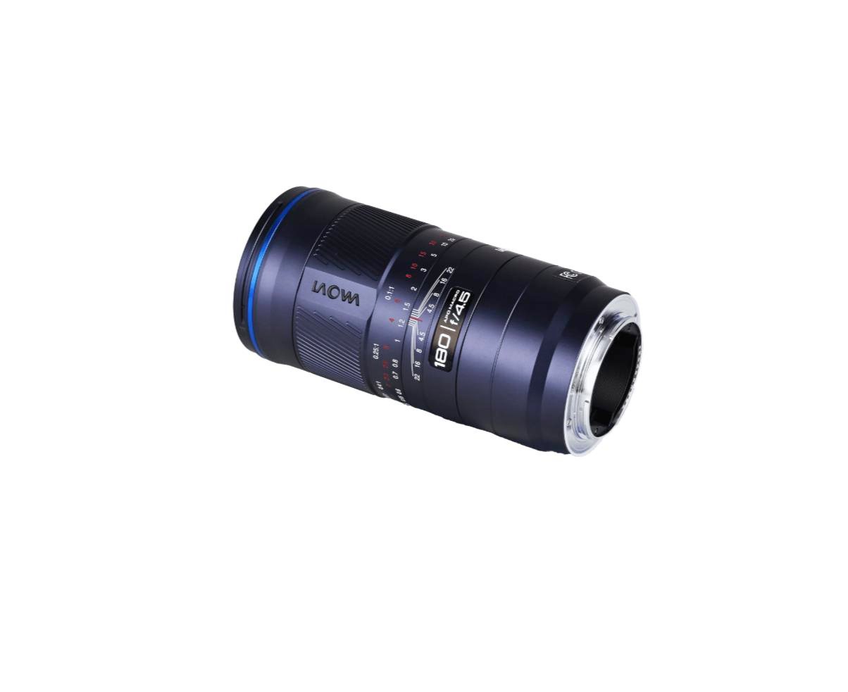 라오와 180mm 매크로 렌즈를 비스듬히 본 모습, 마운트 쪽 금속 바요넷과 조리개·배율 눈금이 보인다