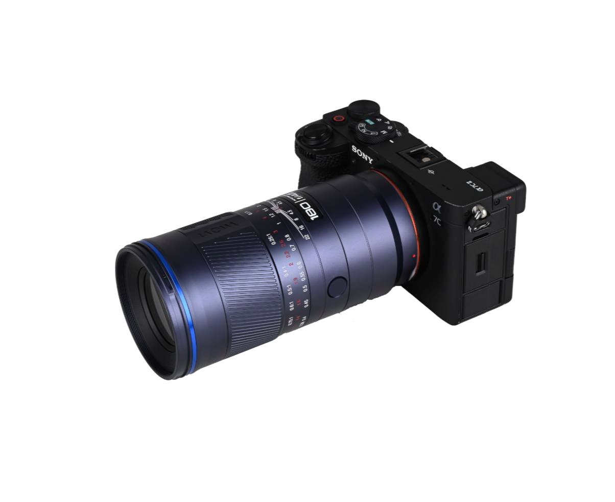 라오와 180mm 매크로 렌즈를 소니 a7C 바디에 물린 모습, 렌즈가 바디보다 길게 앞으로 나와 있다