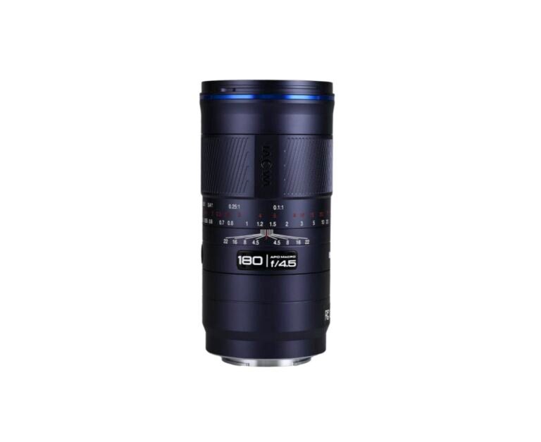 라오와 180mm f/4.5 1.5X 매크로 렌즈를 세워 놓은 전체 모습, 배럴에 180 f/4.5 각인과 배율 눈금이 보인다