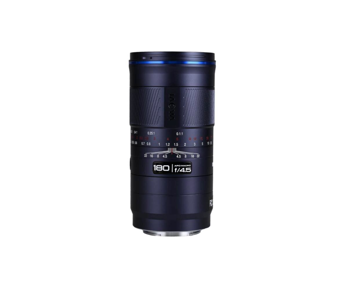 라오와 180mm f/4.5 1.5X 매크로 렌즈를 세워 놓은 전체 모습, 배럴에 180 f/4.5 각인과 배율 눈금이 보인다