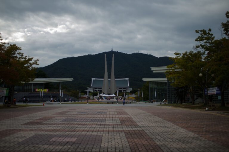 겨레의 큰마당과 겨레의탑