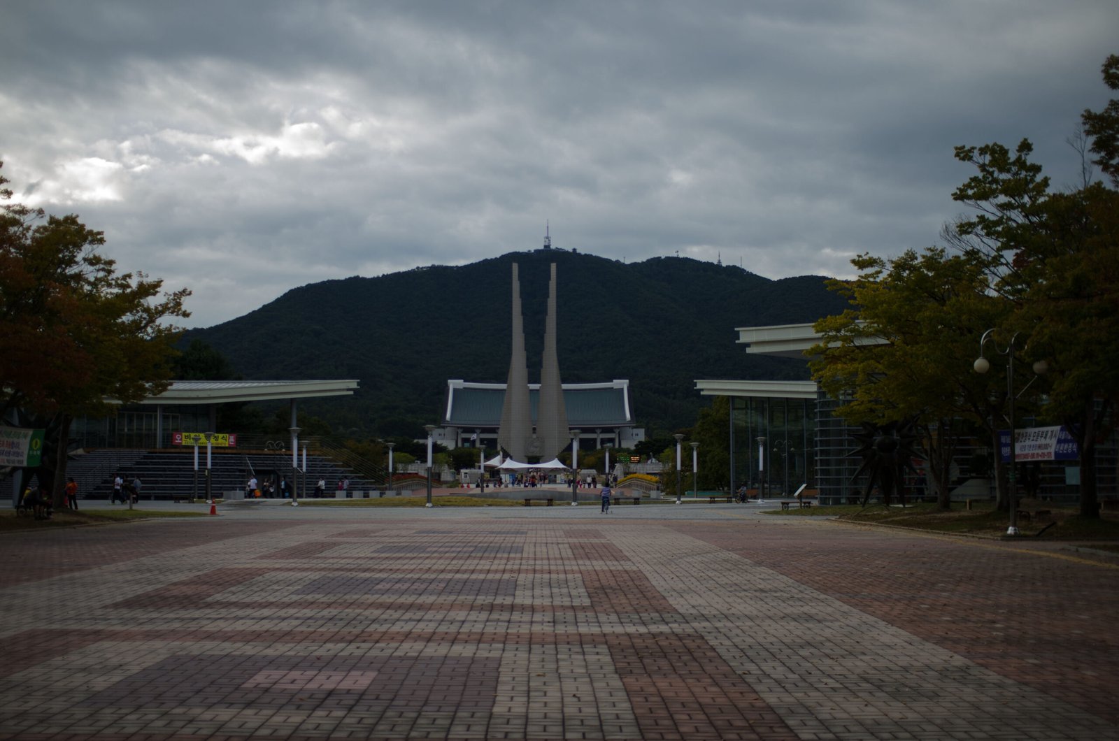 겨레의 큰마당과 겨레의탑