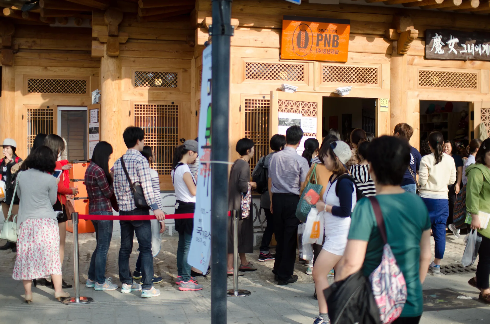 전주 한옥마을 풍년제과(PNB) 본점 앞에 늘어선 줄