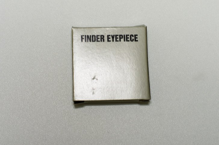 은회색 종이 상자 앞면에 FINDER EYEPIECE가 인쇄된 아이피스링 상자