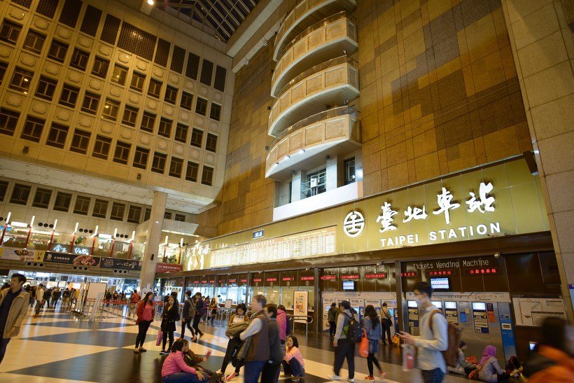 臺北車站 TAIPEI STATION 간판과 승차권 발매기가 있는 역 홀
