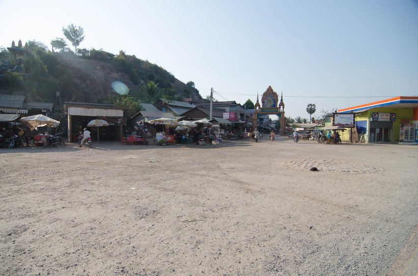 흙마당 너머로 늘어선 상점과 탑