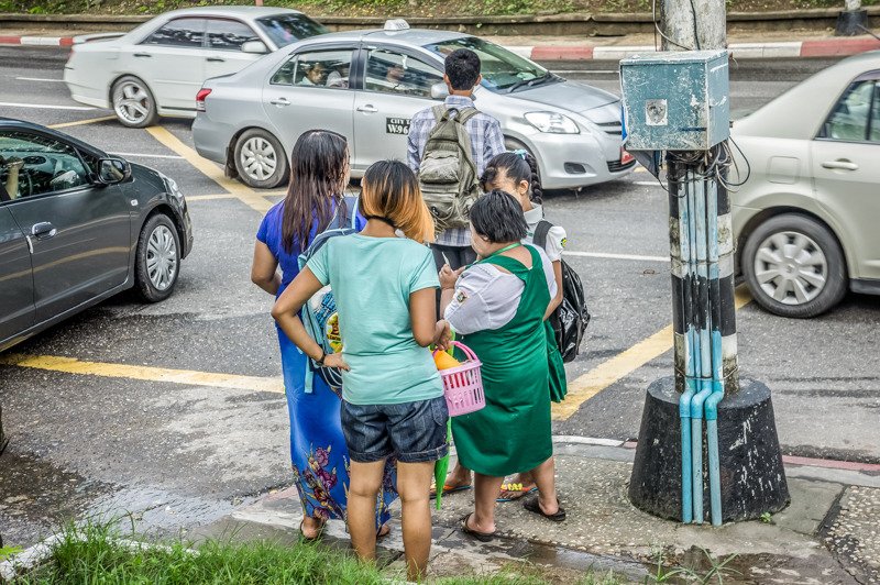 길가 전봇대 옆에 모여 선 사람들