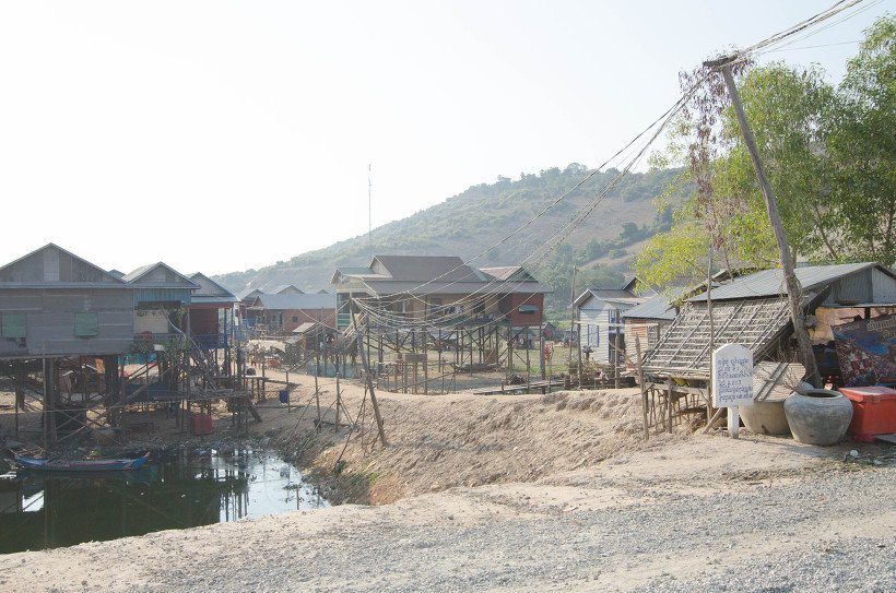 물가에 기둥을 박아 세운 가옥들