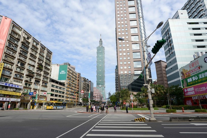 횡단보도 앞에서 건물 사이로 멀리 보이는 101
