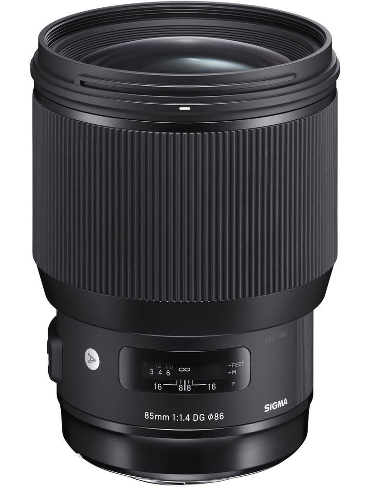 흰 배경에 놓인 후드를 뗀 85mm 렌즈 제품 사진, 경통에 85mm 1:1.4 DG ø86과 SIGMA 글자가 보임