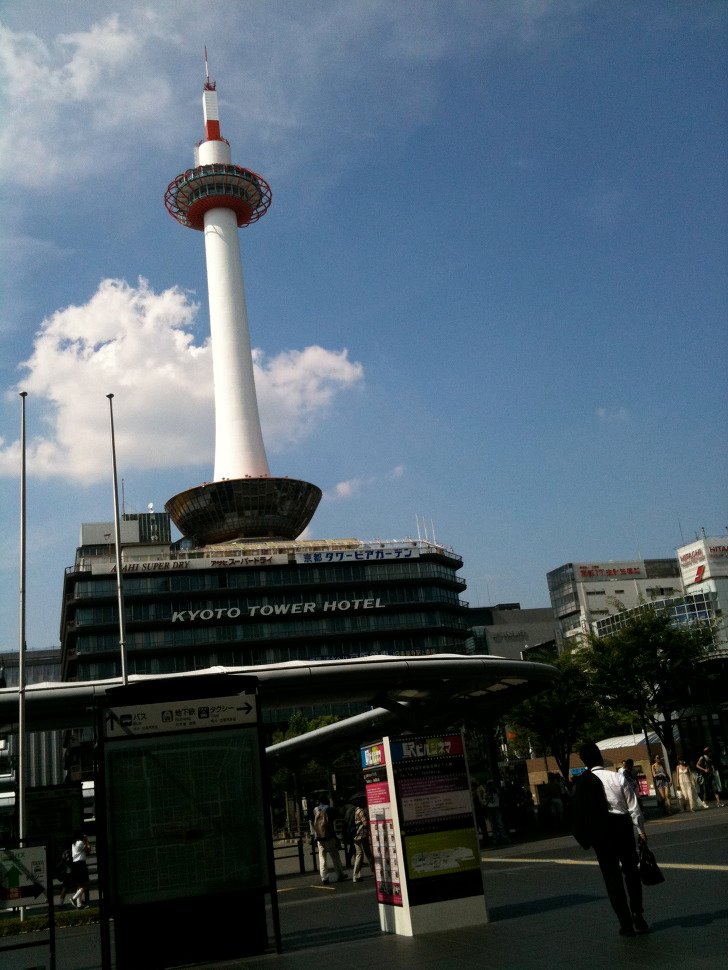 KYOTO TOWER HOTEL 건물 위로 솟은 흰 탑과 파란 하늘 (세로 사진)