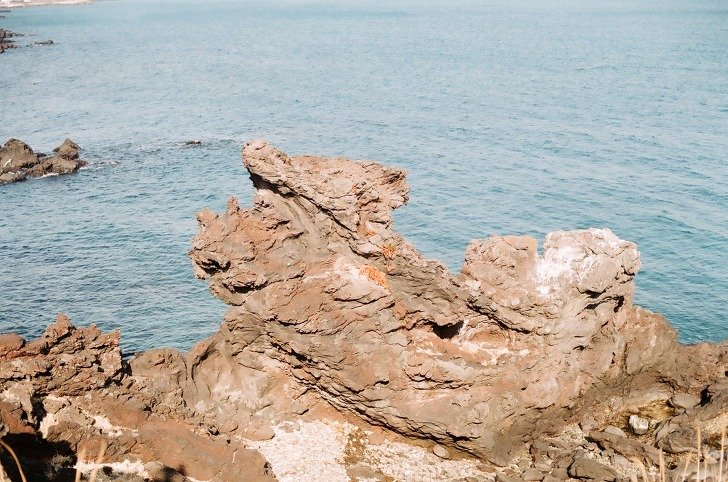 바다 앞에 솟은 울퉁불퉁한 바위