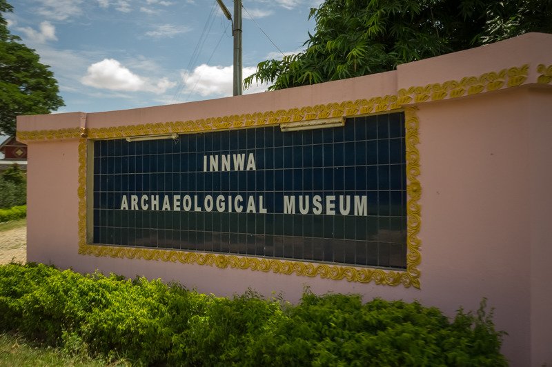 INNWA ARCHAEOLOGICAL MUSEUM이라고 적힌 표지판