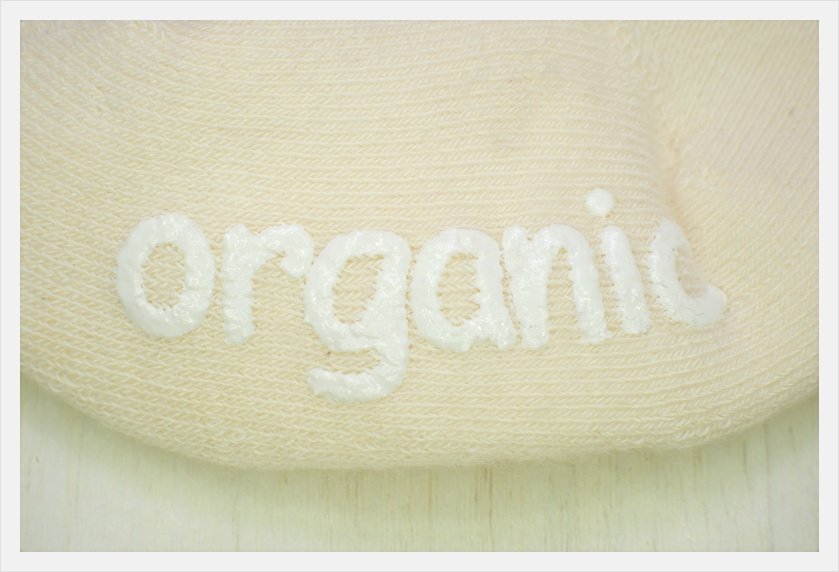 아기 양말 바닥에 도톰하게 찍힌 organic 글자 미끄럼 방지 코팅
