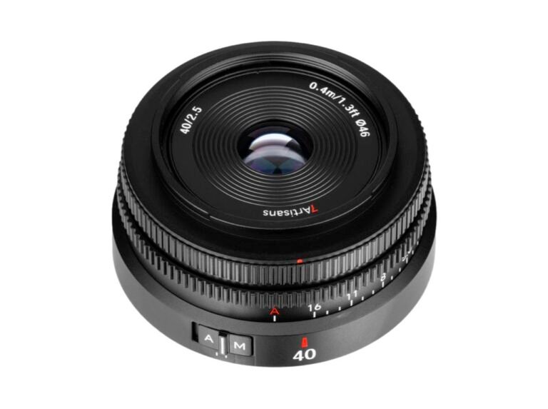 7Artisans 40mm F2.5 AF 렌즈를 비스듬히 위에서 본 모습, 앞알과 조리개 링이 보인다