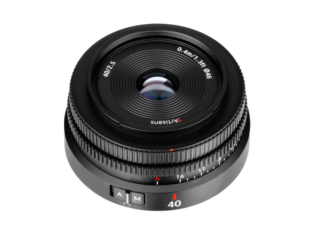 7Artisans 40mm F2.5 AF 렌즈를 비스듬히 위에서 본 모습, 앞알과 조리개 링이 보인다