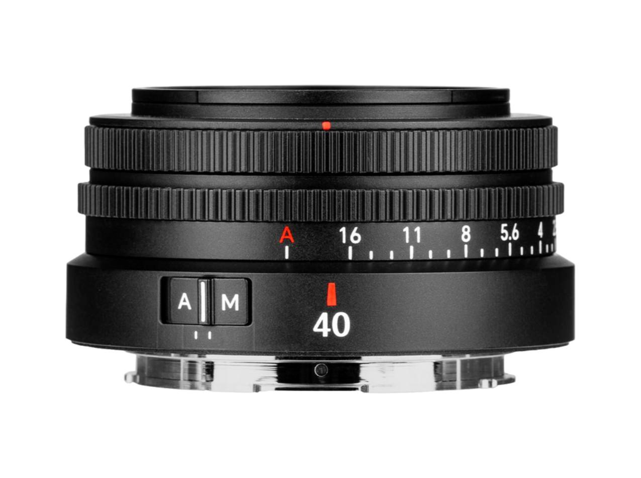 7Artisans 40mm F2.5 AF 렌즈를 옆에서 본 모습, 조리개 링 눈금과 AF/MF 스위치, 마운트가 보인다