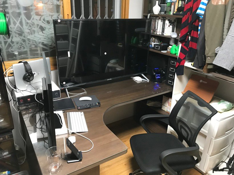 새로 배치한 책상 위의 49인치 TV와 PC