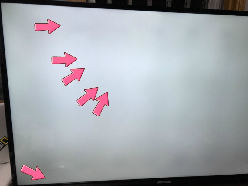 흰 화면에서 불량화소 여러 곳을 가리킨 분홍 화살표