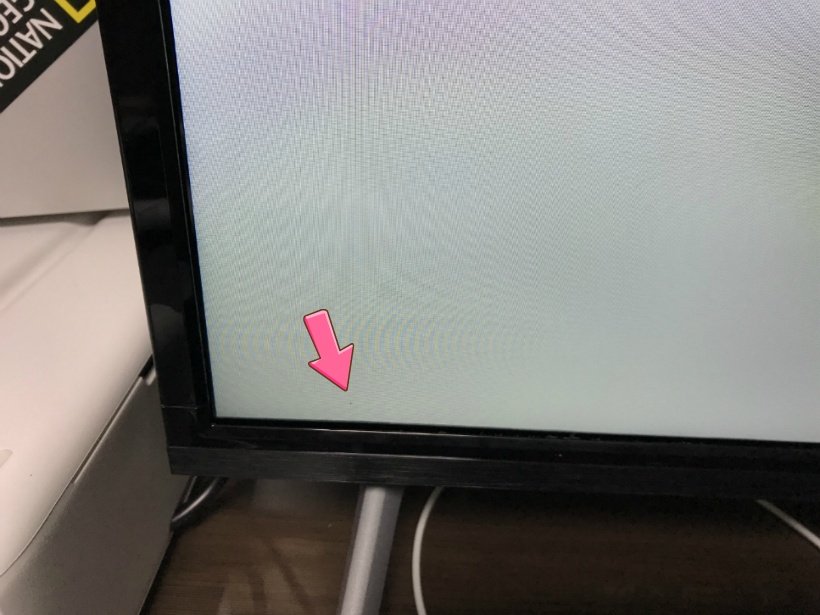 흰 화면에서 불량화소 한 곳을 가리킨 분홍 화살표