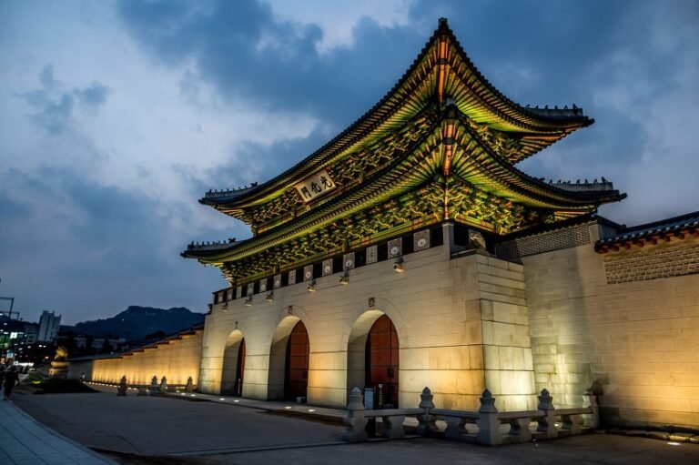 해 질 녘 조명이 켜진 광화문 문루와 돌 성벽