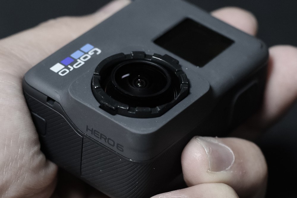 렌즈 둘레를 가까이서 찍은 사진, GoPro와 HERO6 글자와 검은 링 안쪽의 렌즈