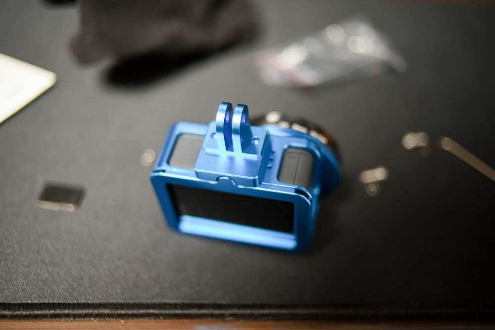 바닥 쪽 판에 마운트 부품을 붙인 파란 알루미늄 케이스