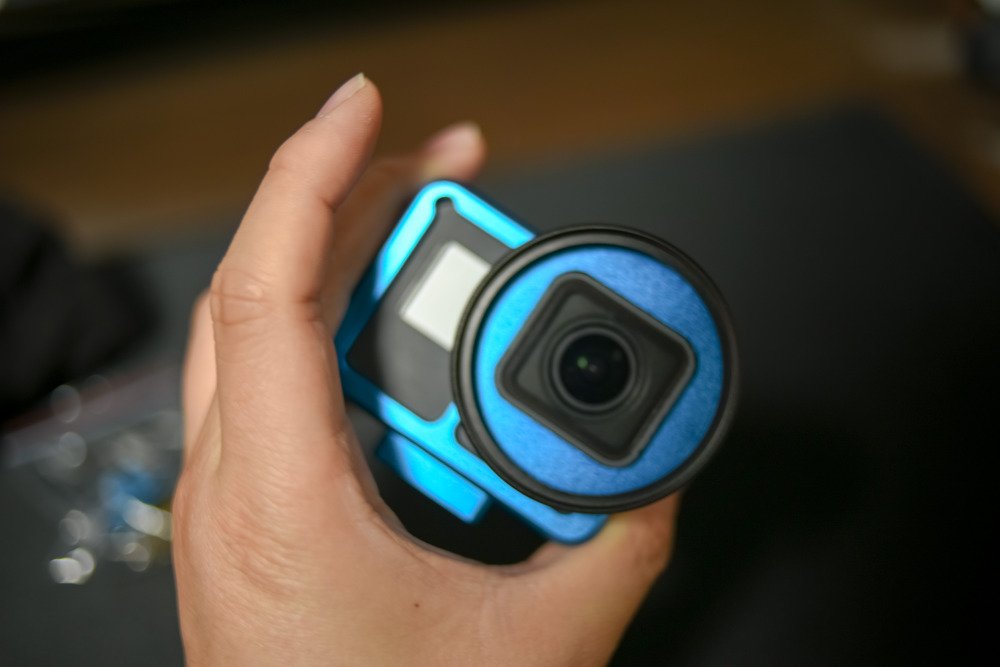 고프로를 넣고 52mm 필터 링을 렌즈 앞에 낀 파란 알루미늄 케이스를 앞에서 본 모습