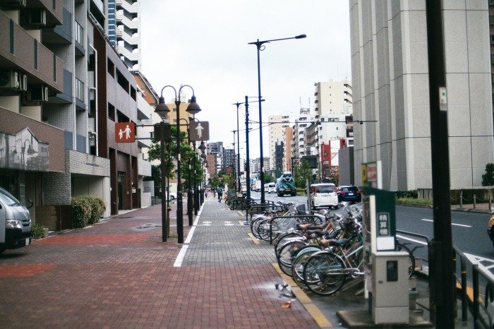 자전거가 세워진 넓은 보도