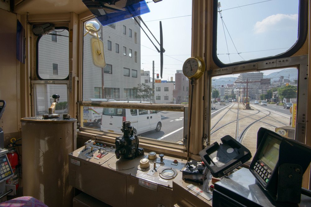 노면전차 운전석 창 너머로 보이는 선로
