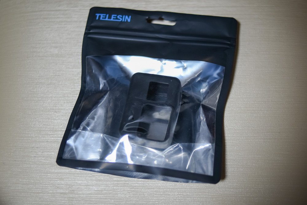 TELESIN 표기가 있는 지퍼백에 담긴 검은 실리콘 커버