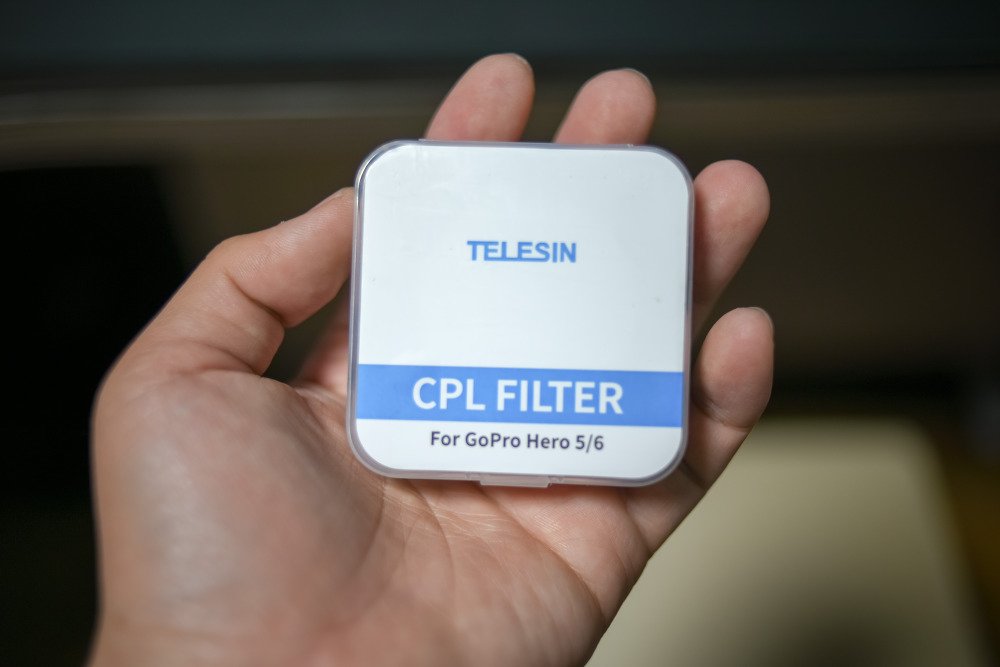 손에 쥔 TELESIN CPL FILTER 포장, For GoPro Hero 5/6이라고 적혀 있다