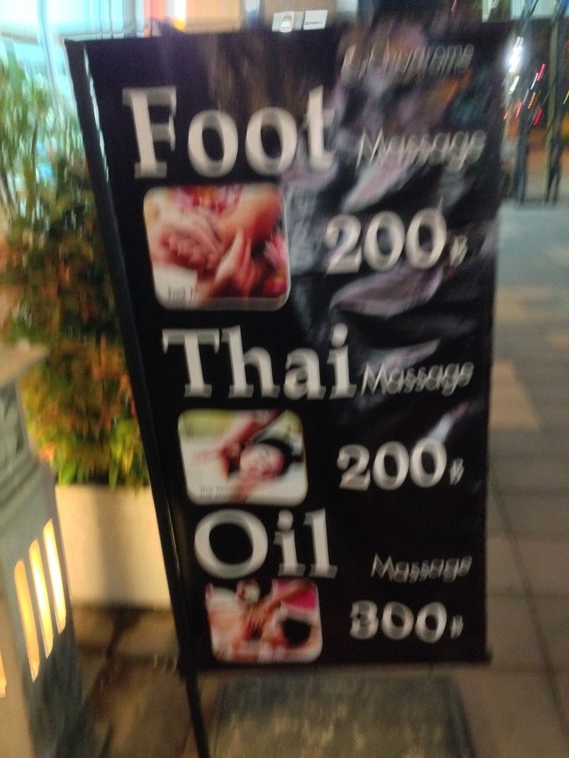 Foot, Thai, Oil 마사지와 가격이 적힌 간판