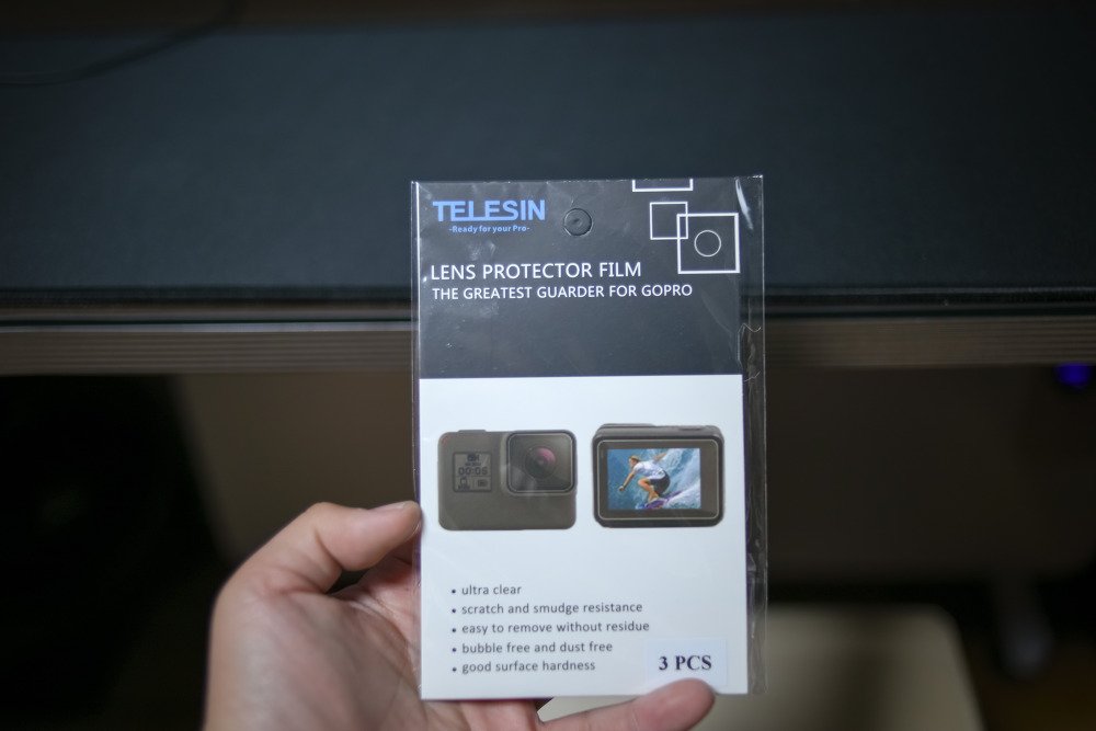 손에 쥔 TELESIN LENS PROTECTOR FILM 포장, 아래쪽에 3 PCS가 적혀 있다