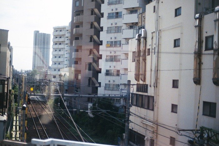 건물 사이로 내려다본 선로