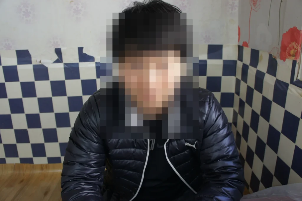 식당에서 대게를 기다리는 친구, 얼굴은 가림 처리