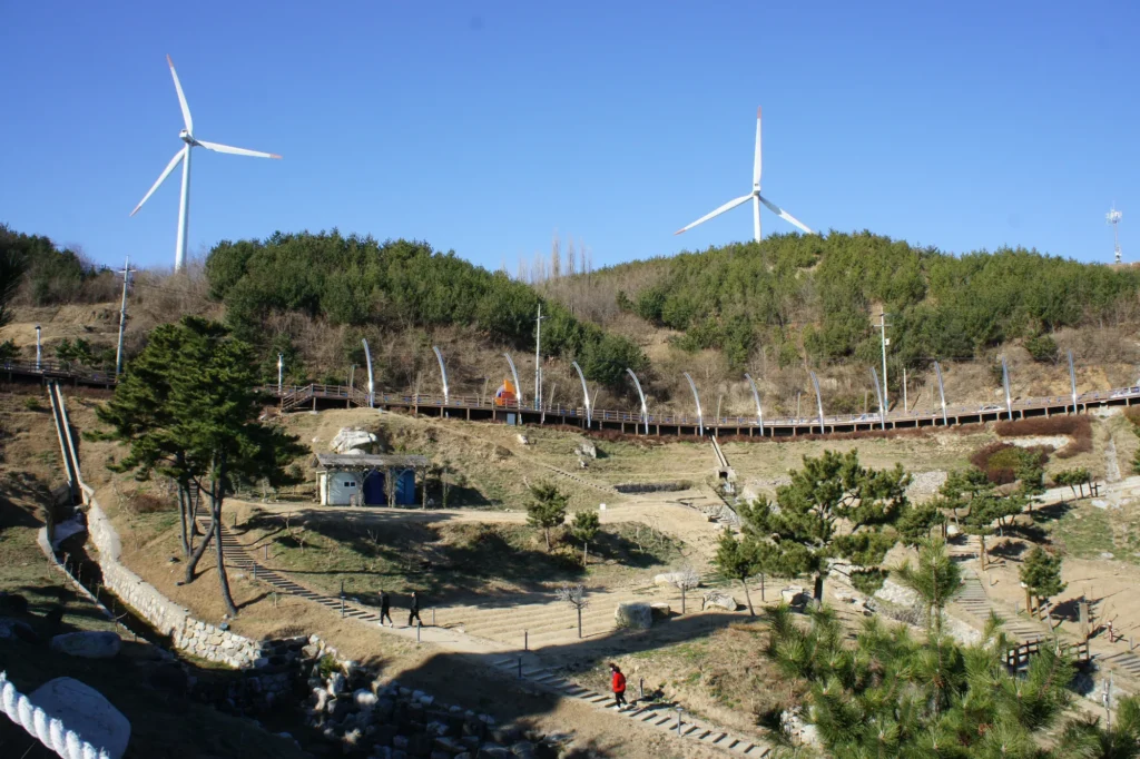 풍력발전기가 있는 능선길에서 내려다본 바다