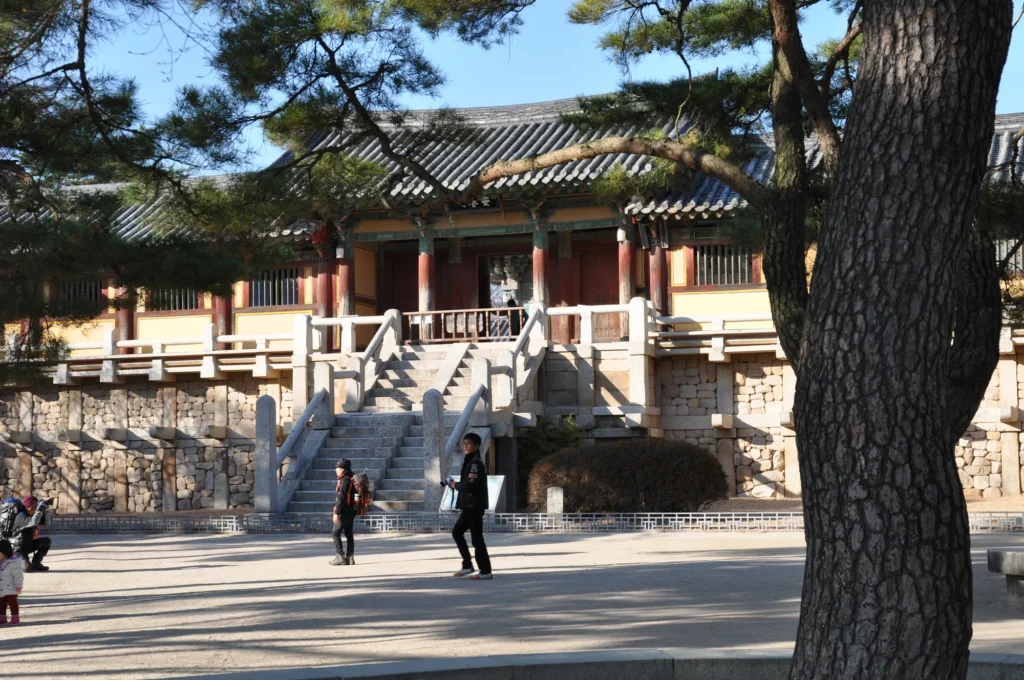 매점 옆 진입로를 지나는 사람들