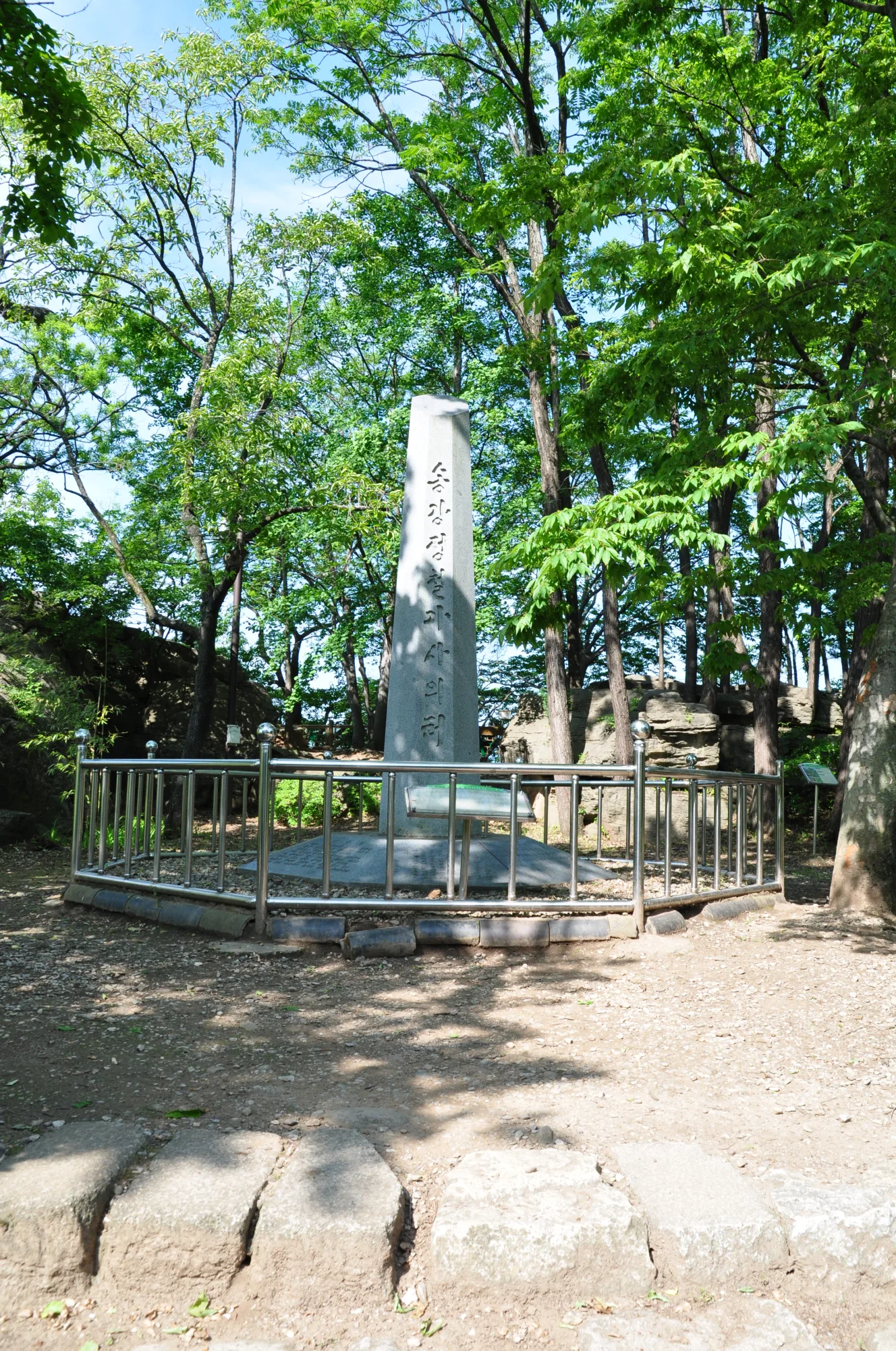 소나무 숲 사이 죽서루 누각