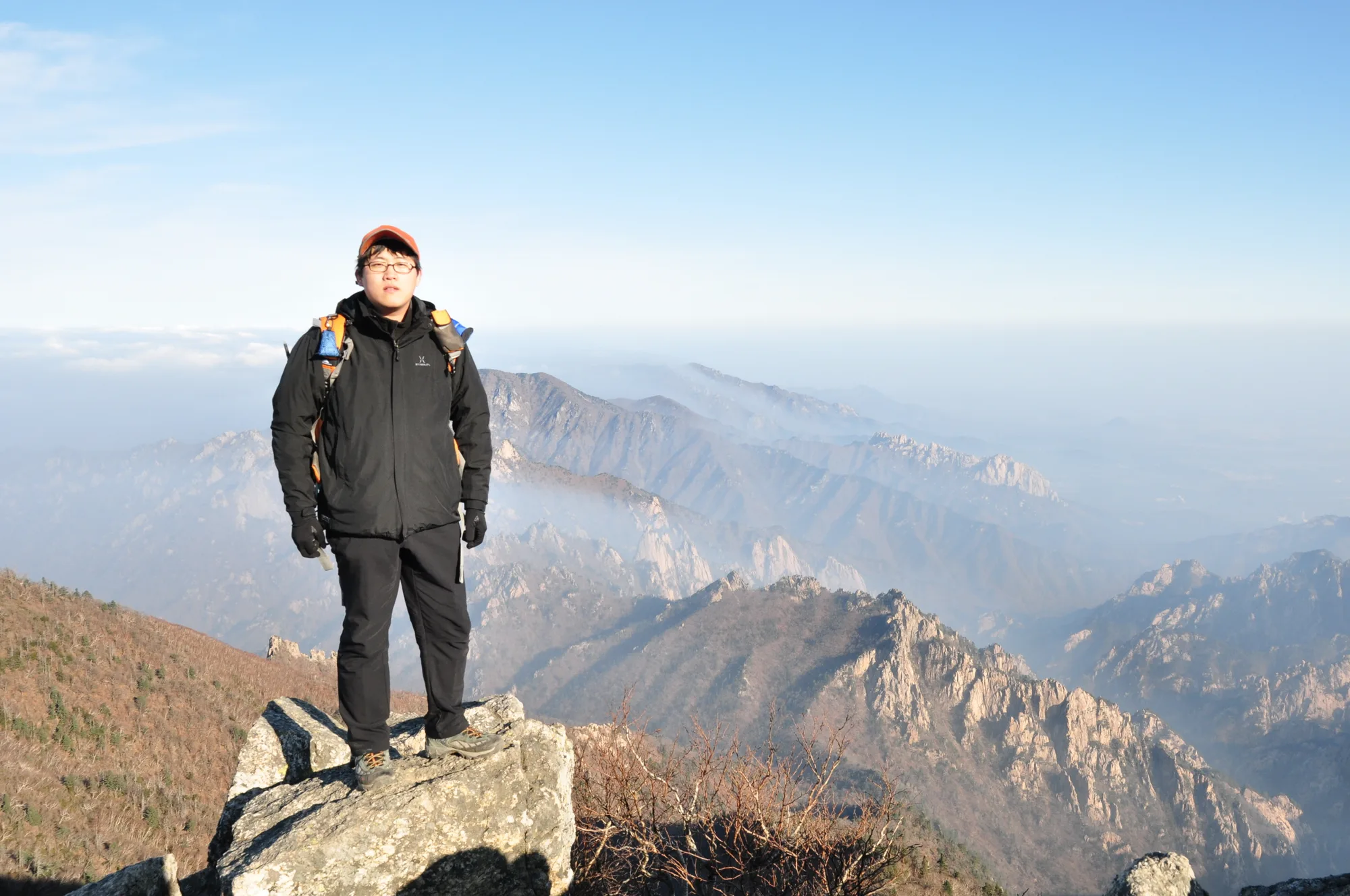 설악산 바위 위에 선 등산객 인물사진