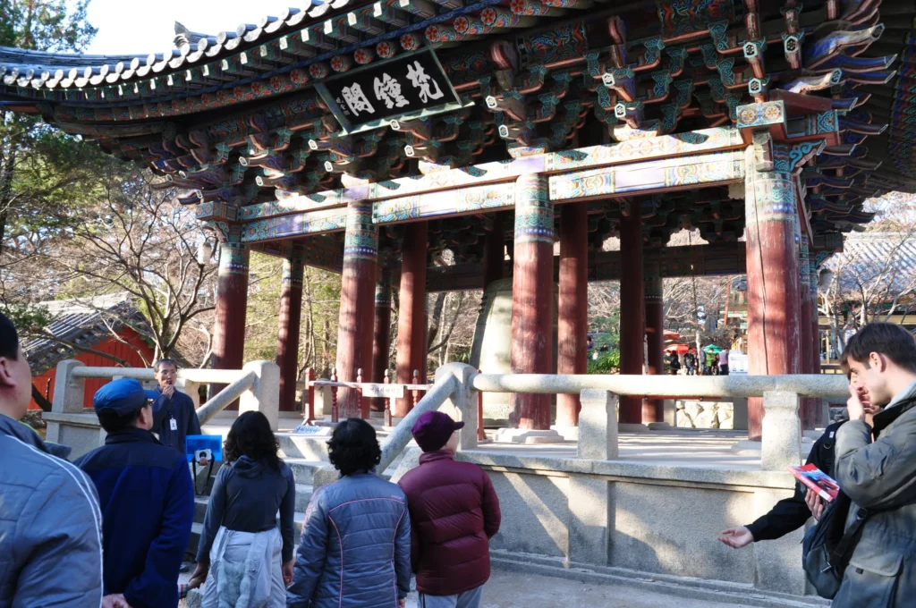 단풍 앞에 늘어선 관람객