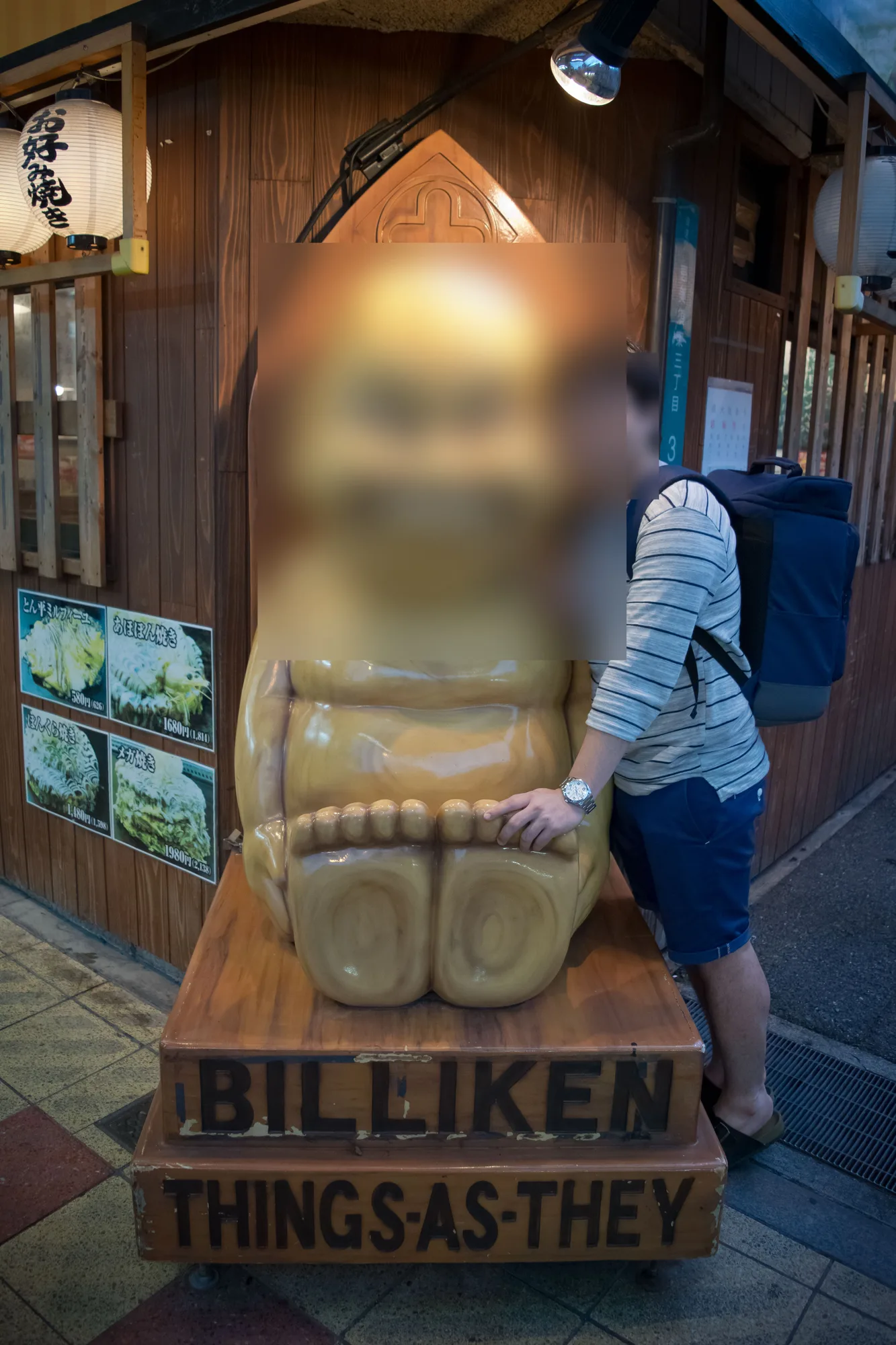 신세카이 빌리켄 상 앞에서 포즈를 취한 모습