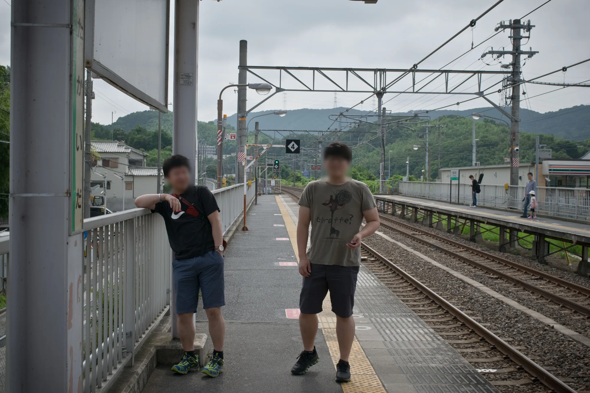 환승역 플랫폼에서 찍은 두 사람