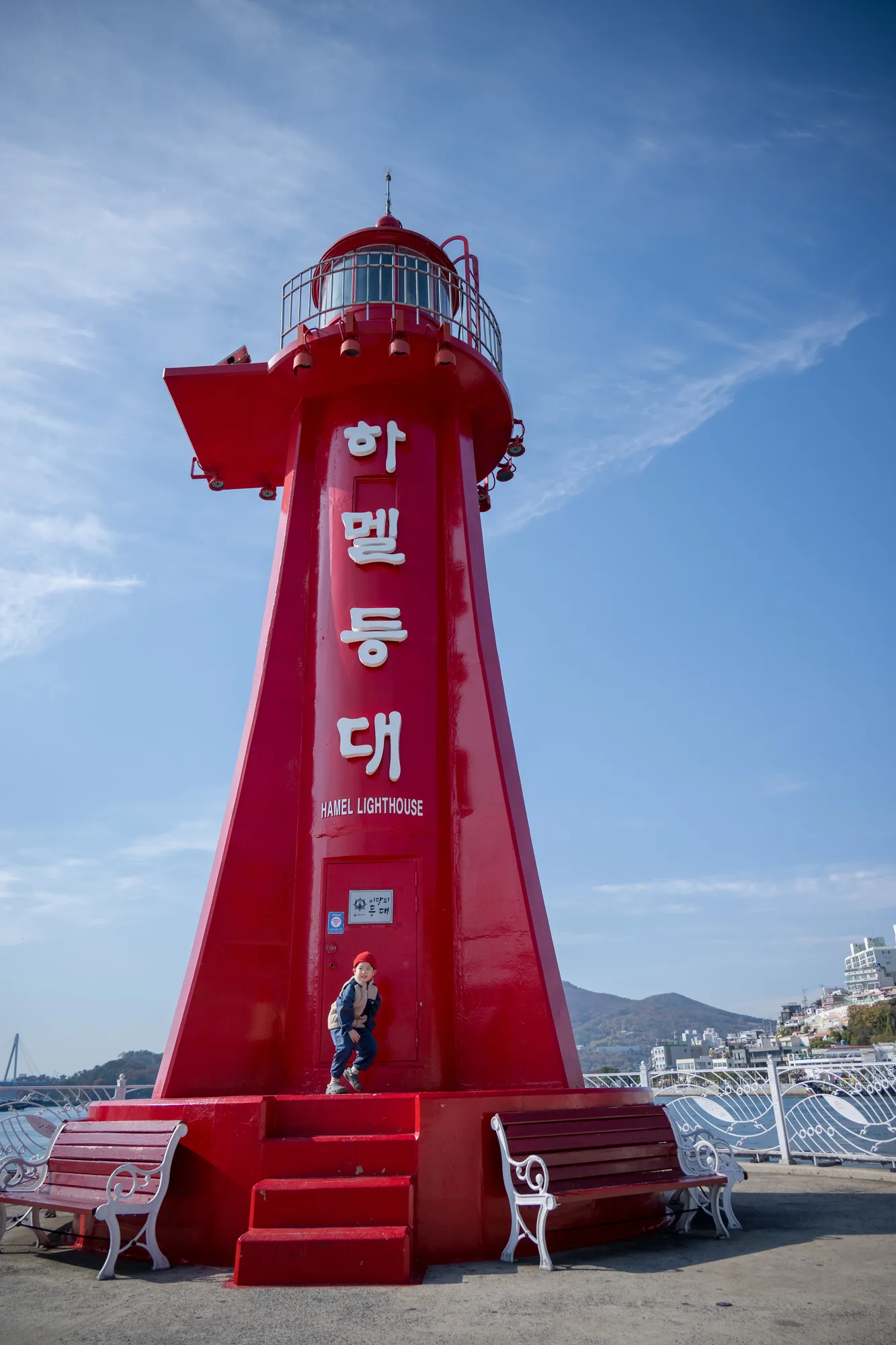 선착장 앞 빨간 등대 두 개