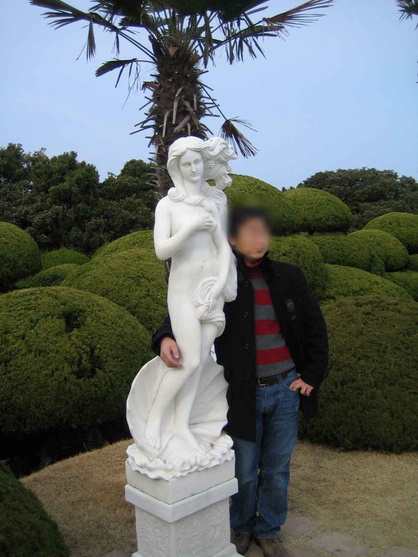 야자나무 아래 비너스상 옆에 선 동행