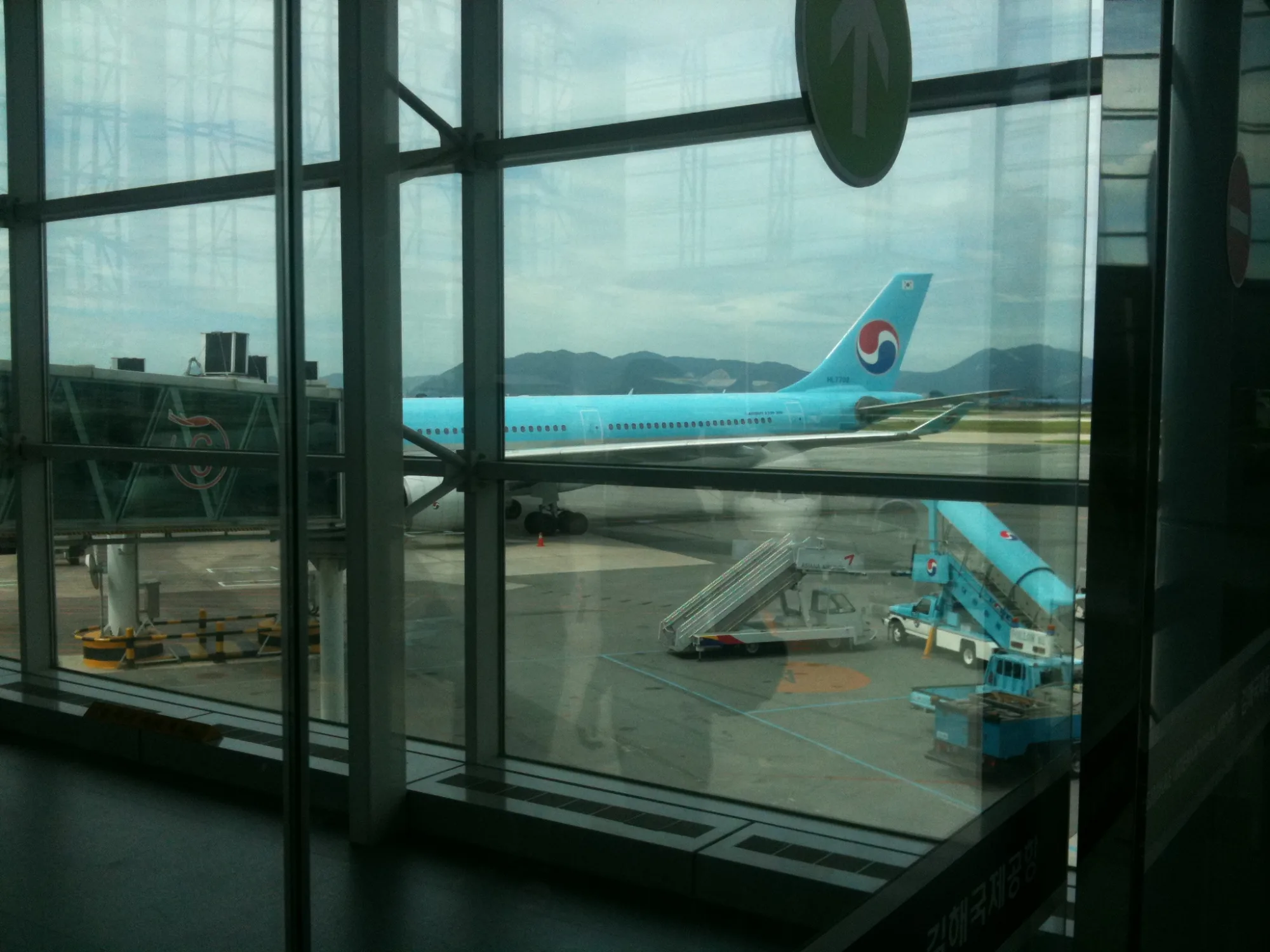 인천공항 게이트에서 본 대한항공 여객기