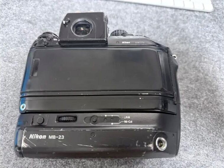 니콘 F4 옆면, MB-23 각인과 되감기 레버
