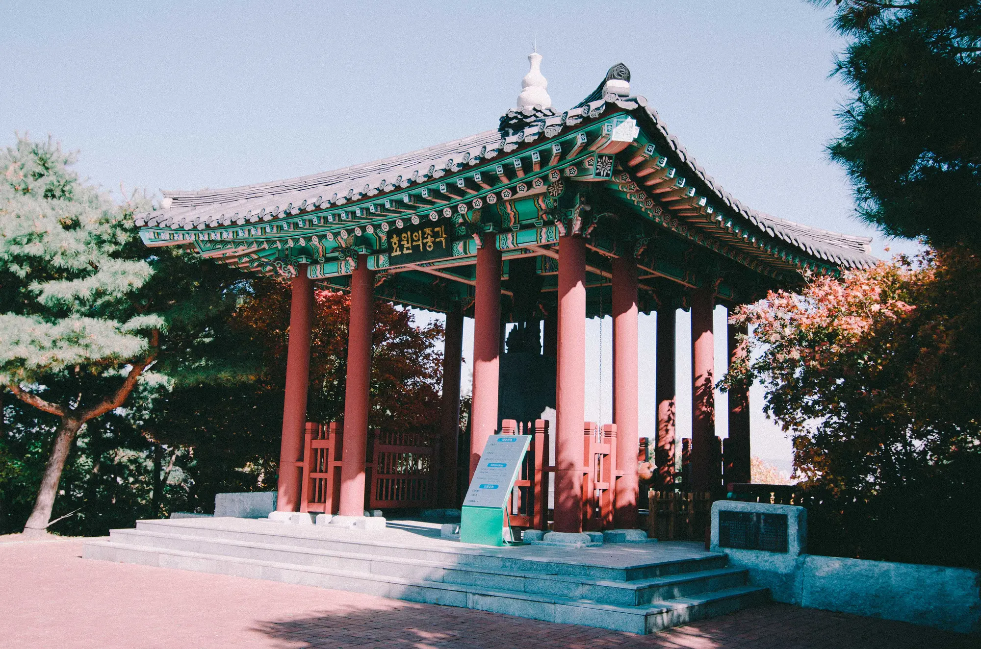 수원 화성 성곽의 붉은 기둥 정자