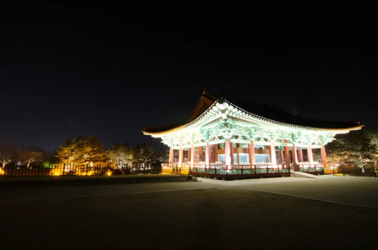 동궁과 월지, 조명이 켜진 전각